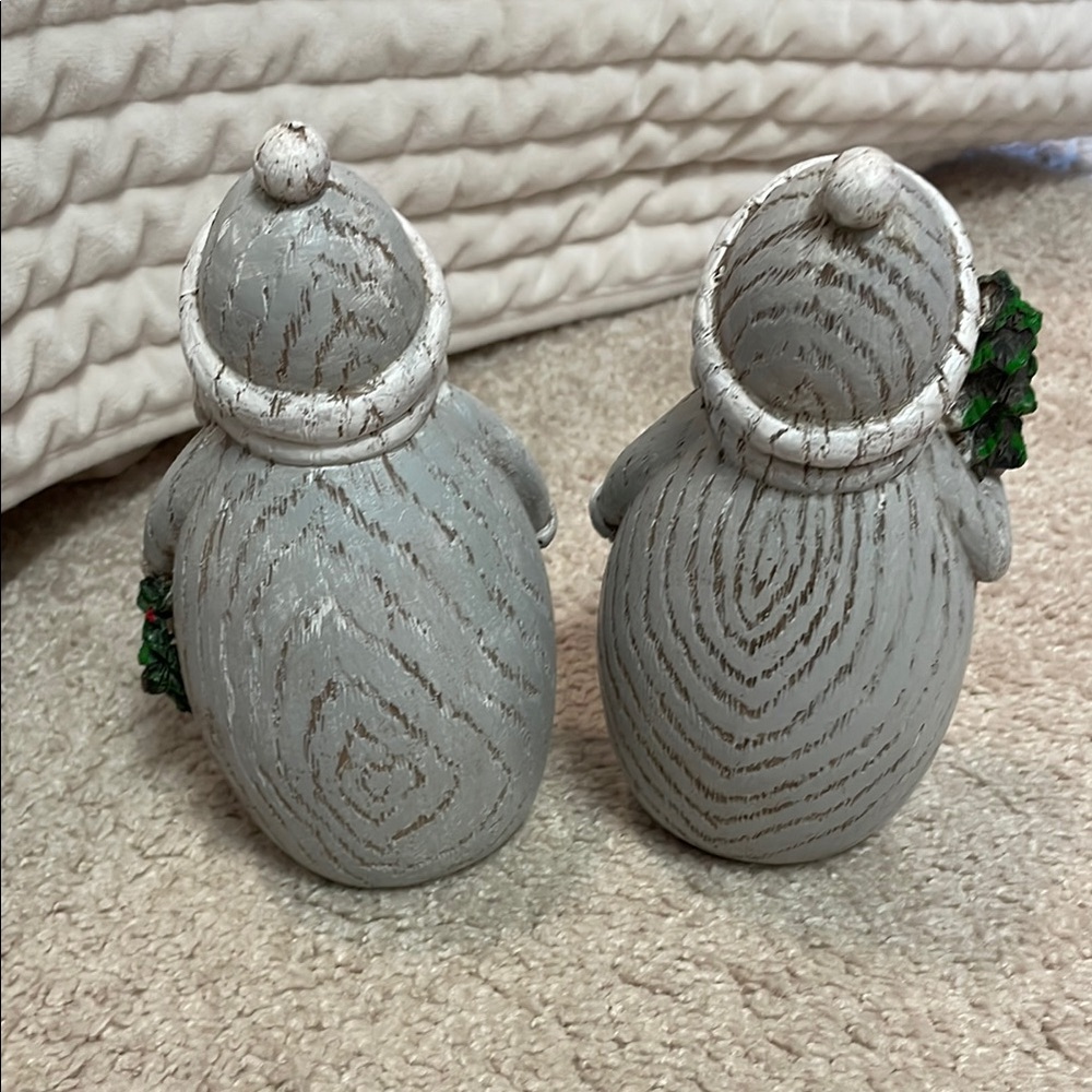 Wooden Santa Figurines with greenery - Picture 4 of 4